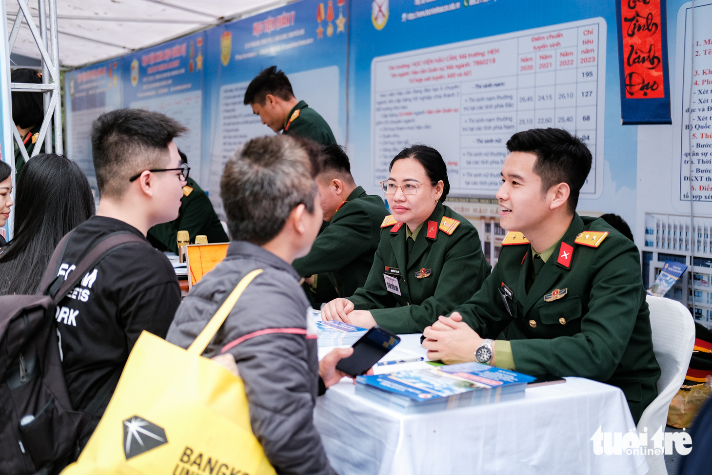Gian tư vấn của các trường quân đội thu hút nhiều học sinh và phụ huynh tham dự - Ảnh: MAI THƯƠNG