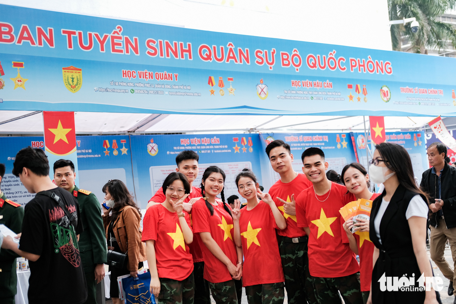 Các trường quân đội đặt gian tư vấn liền kề nhau - Ảnh: MAI THƯƠNG