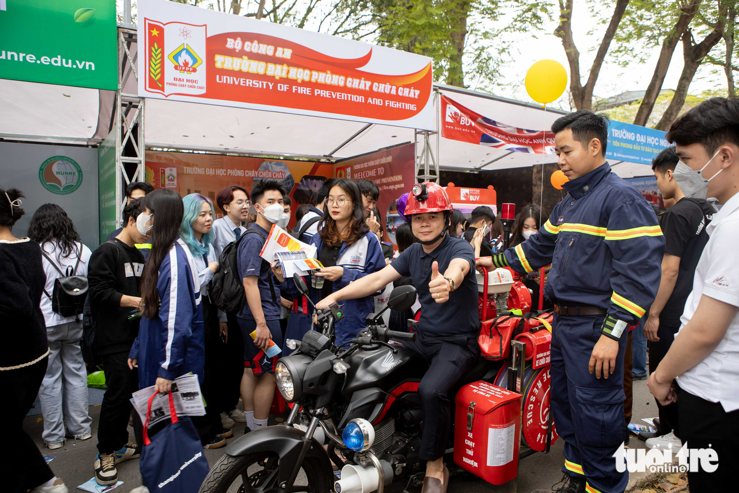 Học sinh "chạy" thử xe chuyên dụng tại gian tư vấn Trường Đại học Phòng cháy chữa cháy - Ảnh: ĐOÀN CÔNG VŨ