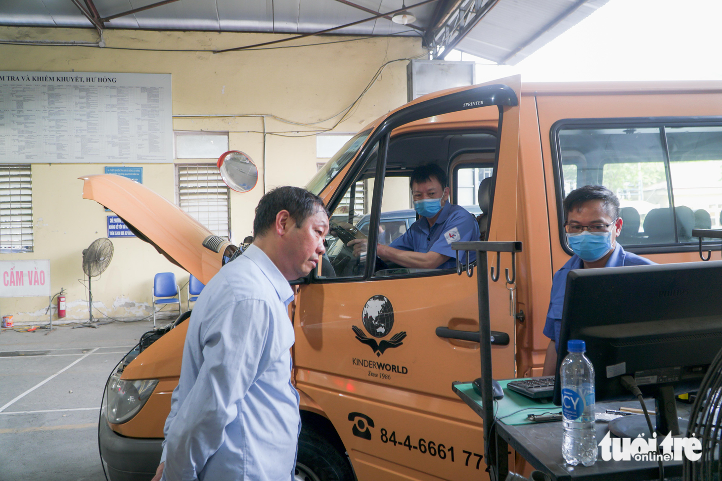 Miễn đăng kiểm xe mới: Chủ xe vẫn phải xếp hàng từ sáng đến trưa lấy phiếu hẹn - Ảnh 6.