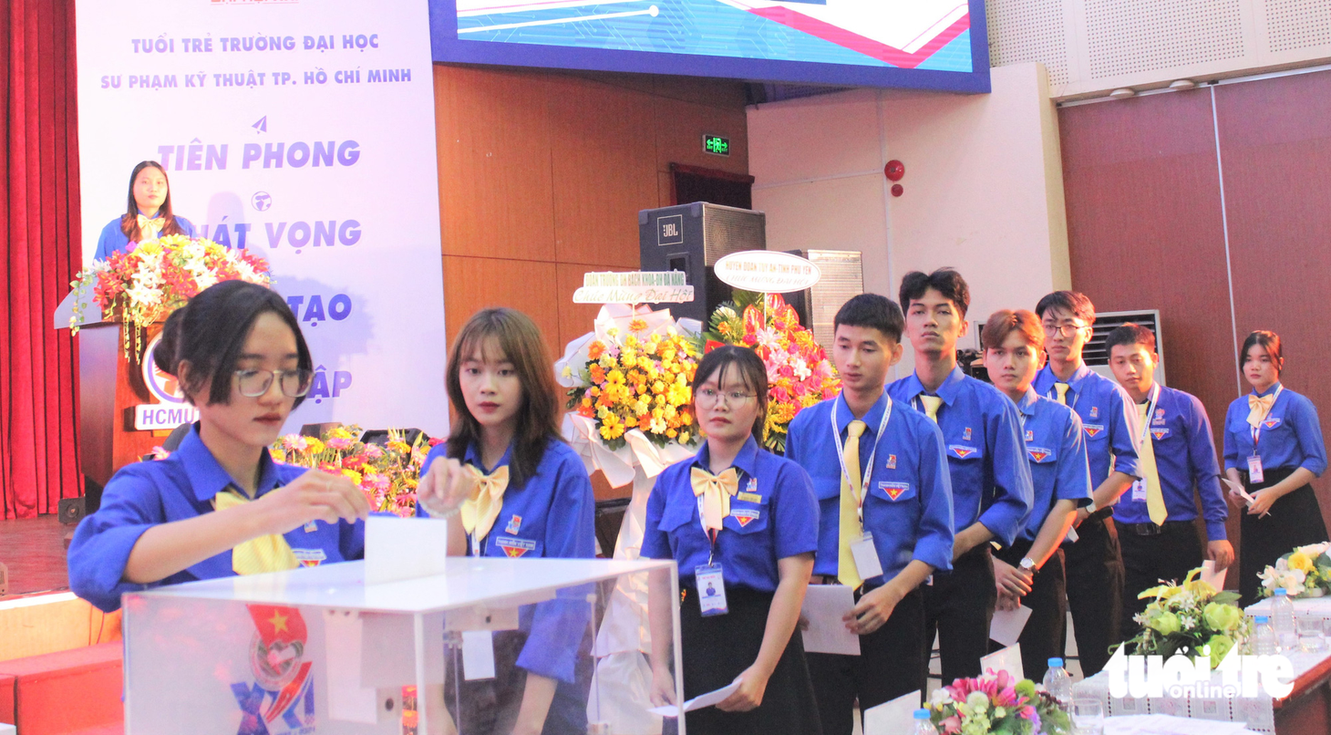 Công nghệ thùng phiếu gắn "mắt thần" đếm phiếu tự động sử dụng trong Đại hội Đoàn Trường ĐH Sư phạm kỹ thuật TP.HCM năm 2022 - Ảnh: Q.L.