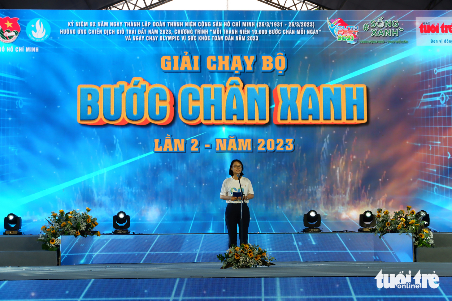 Chị Trần Thu Hà, phó bí thư Thành Đoàn TP.HCM, phát biểu tại giải chạy bộ bước chân xanh - Ảnh: K.ANH