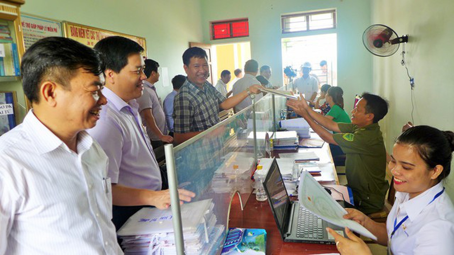 Tin tức sáng 28-3: Đề xuất tăng số lượng cán bộ, công chức cấp xã; TP.HCM chấm điểm xe buýt - Ảnh 1.