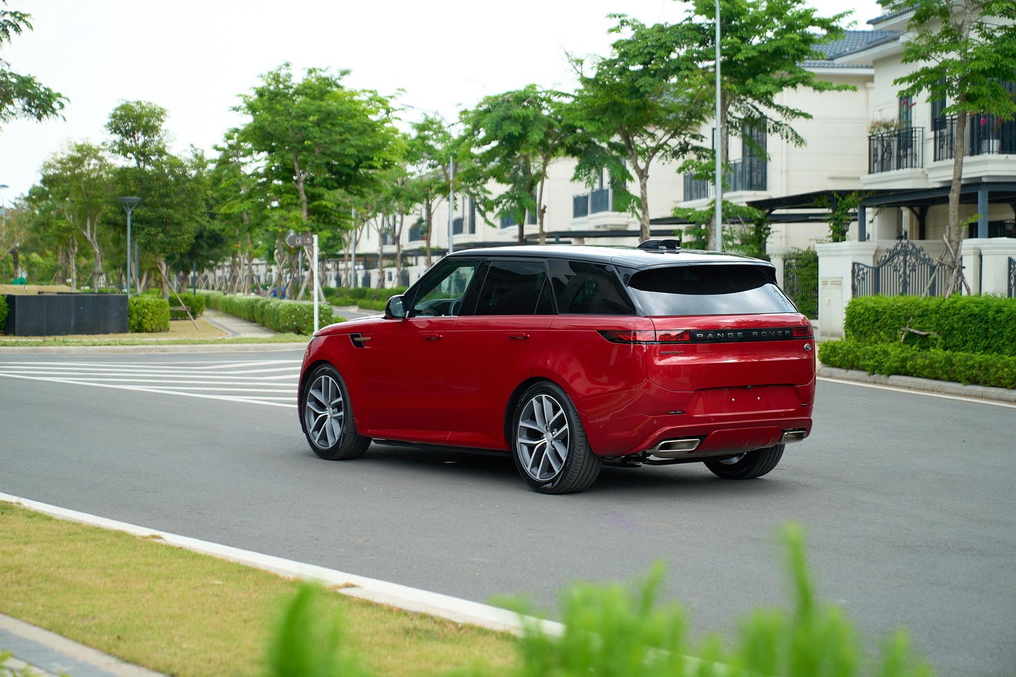 Range Rover Sport 2023 giá cao nhất gần 9 tỉ đồng - SUV của giới siêu giàu - Ảnh 8.