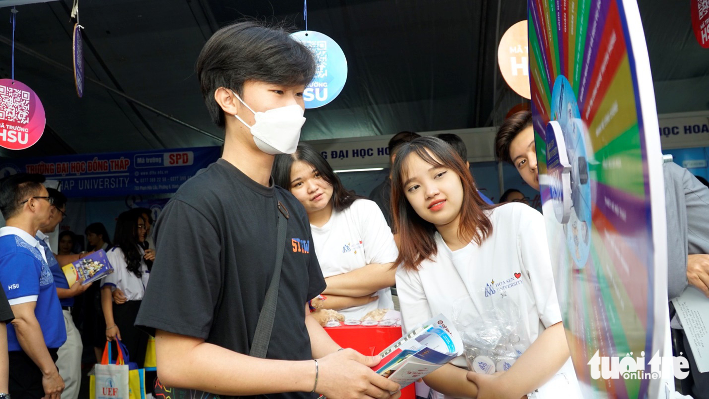15.000 học trò dự ngày hội tư vấn tuyển sinh - hướng nghiệp,  kín sân Trường đại học Cần Thơ - Ảnh 2.