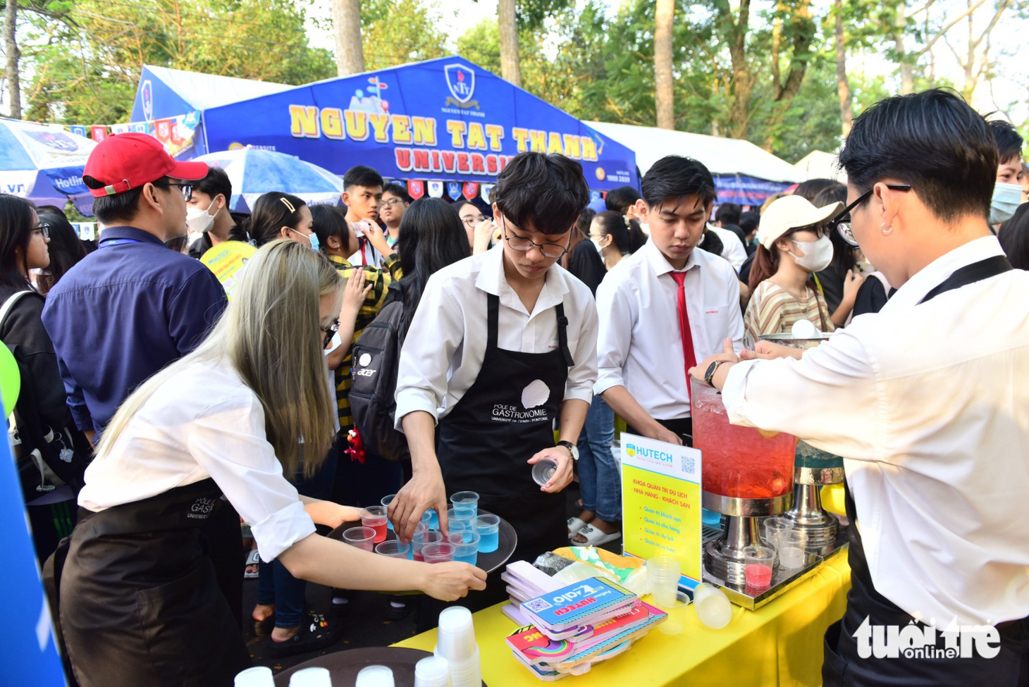 15.000 học trò dự ngày hội tư vấn tuyển sinh - hướng nghiệp,  kín sân Trường đại học Cần Thơ - Ảnh 4.