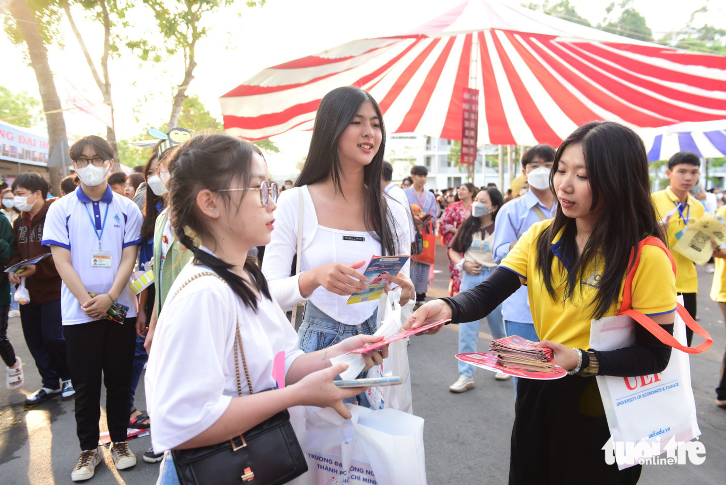 15.000 học trò dự ngày hội tư vấn tuyển sinh - hướng nghiệp,  kín sân Trường đại học Cần Thơ - Ảnh 6.