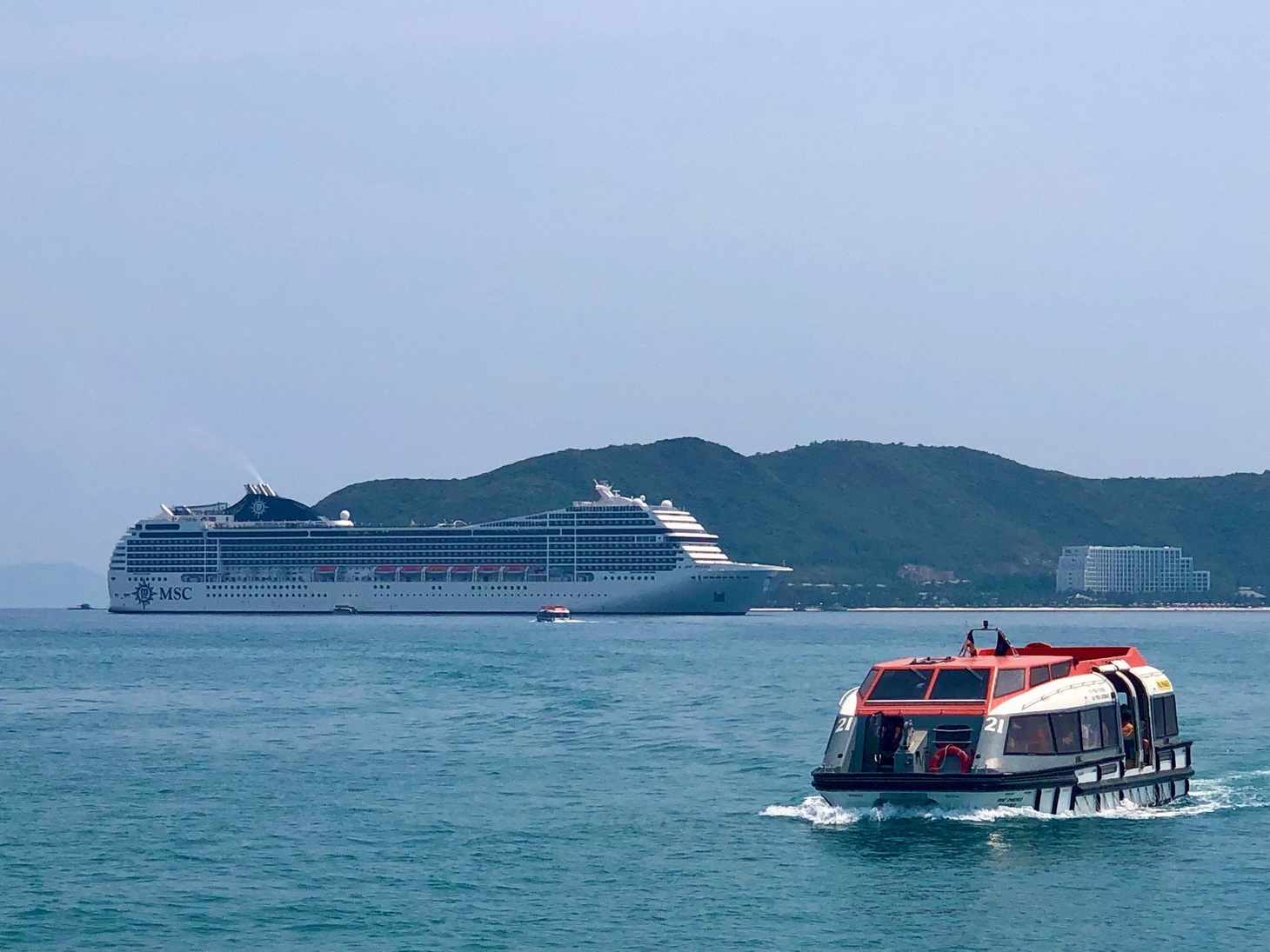 Du khách châu Âu đến Nha Trang học nấu ăn, đi xe đạp, xích lô dạo phố - Ảnh 1.