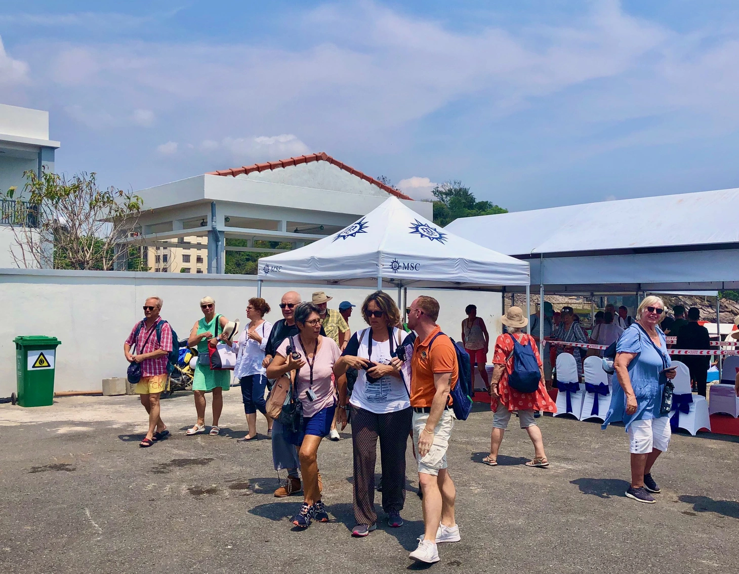 Du khách châu Âu đến Nha Trang học nấu ăn, đi xe đạp, xích lô dạo phố - Ảnh 3.