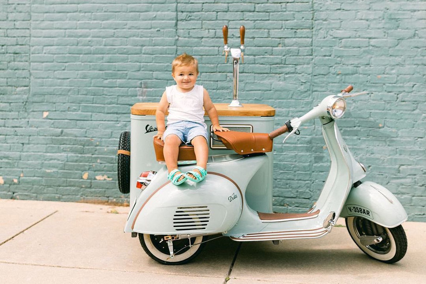 Biến Vespa phế liệu thành xe máy điện kiêm quầy nước di động - Ảnh 1.