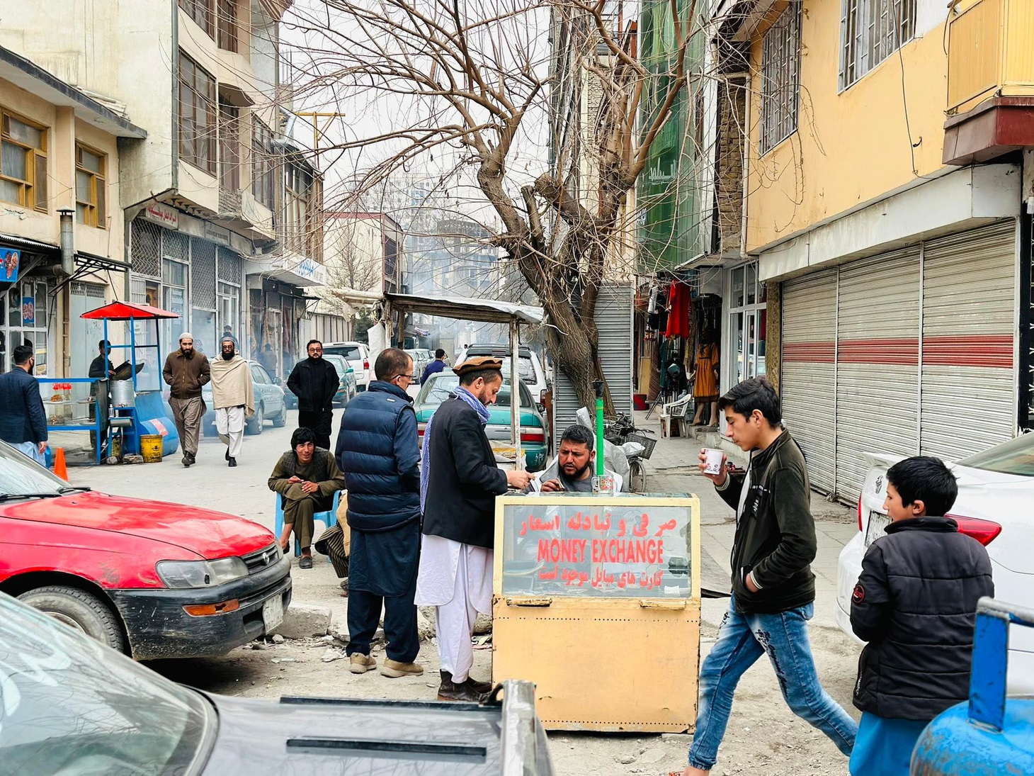 Quầy đổi tiền trên đường phố Kabul -&nbsp; Ảnh: TRUNG NGHĨA
