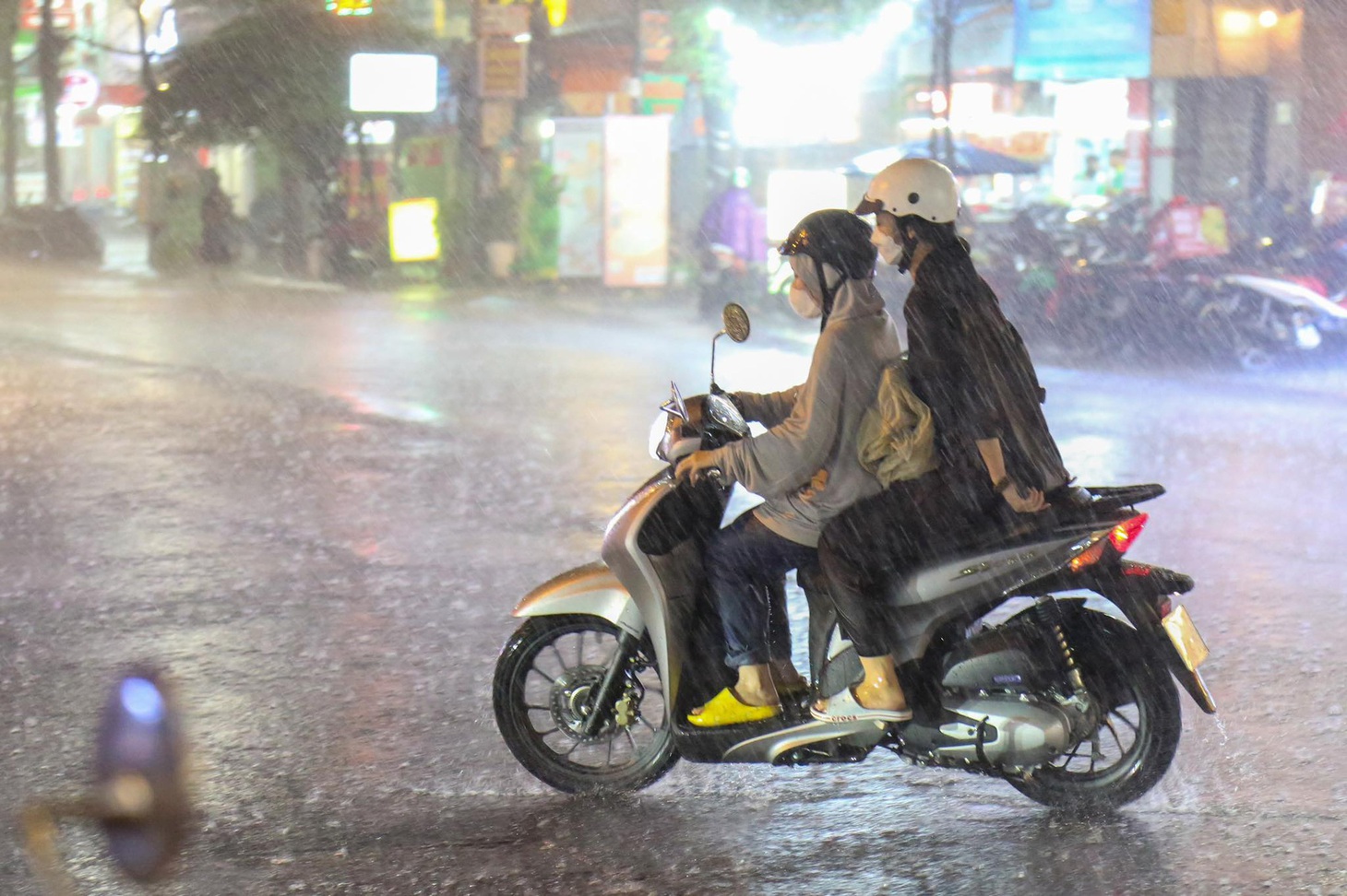 TP.HCM có cơn mưa vàng lớn nhất từ đầu năm - Ảnh 2.