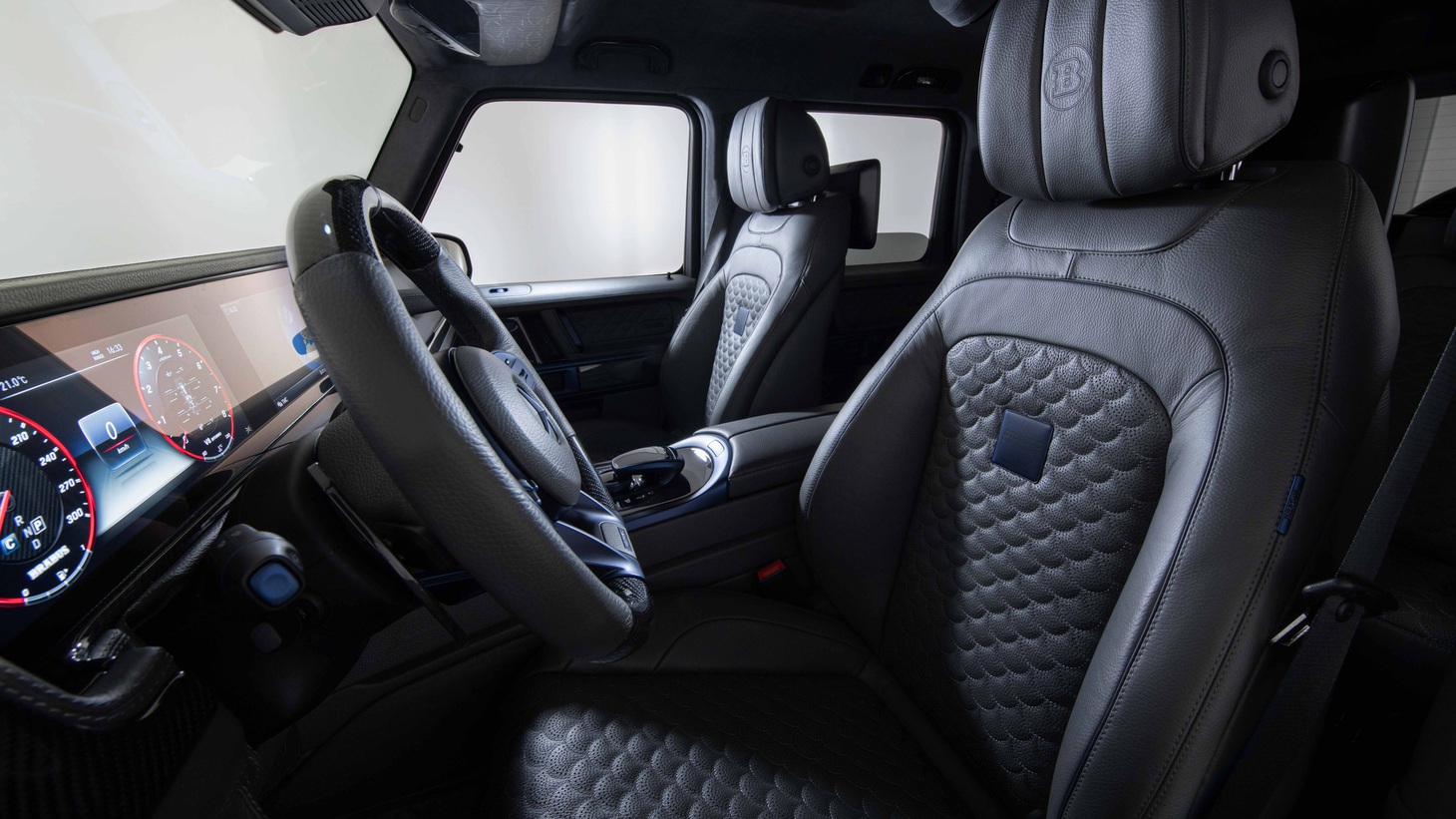 Mercedes-AMG G 63 lên đời sức mạnh khủng 900 mã lực, kèm thuyền và đồng hồ sang trọng - Ảnh 9.