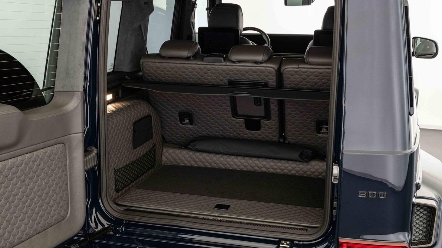 Mercedes-AMG G 63 lên đời sức mạnh khủng 900 mã lực, kèm thuyền và đồng hồ sang trọng - Ảnh 11.