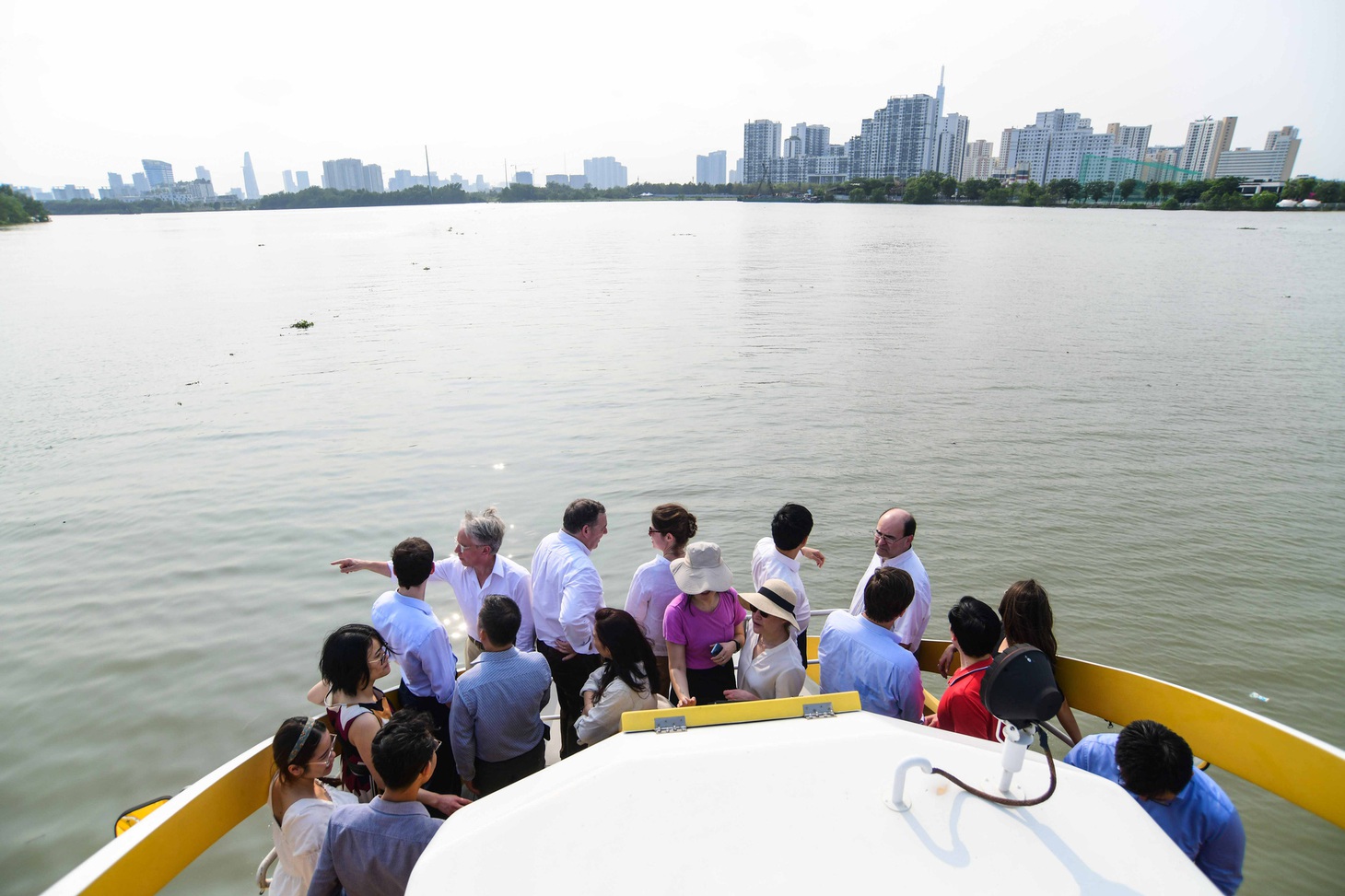Đoàn chuyên gia Pháp và sở ngành TP.HCM khảo sát sông Sài Gòn - Ảnh 1.