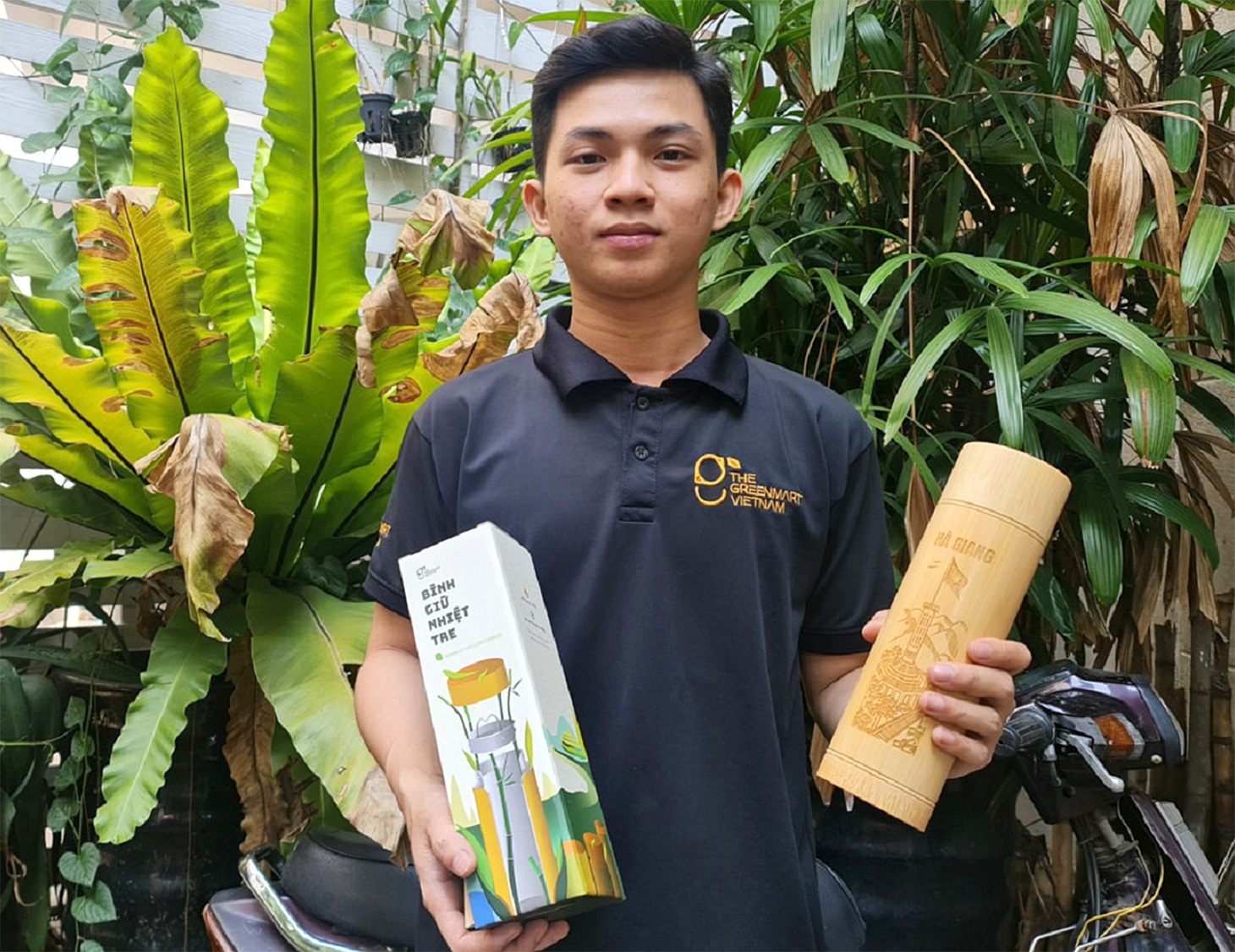 Nguyễn Hoàng An Khương cùng một số sản phẩm xanh của The Greenmart Vietnam - Ảnh: C.TRIỆU