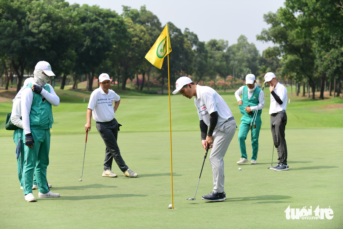 Các golfer tranh tài giải Tuổi Trẻ Golf tournament for start-up tại sân golf Thủ Đức (TP Thủ Đức, TP.HCM) chiều 21-4 - Ảnh: QUANG ĐỊNH