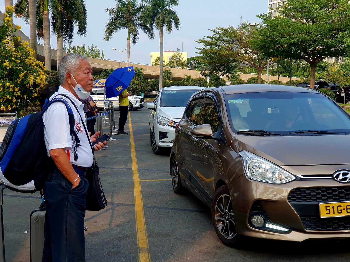 Đón xe công nghệ ở sân bay Tân Sơn Nhất: Khách phơi nắng, đội mưa - Ảnh 2.