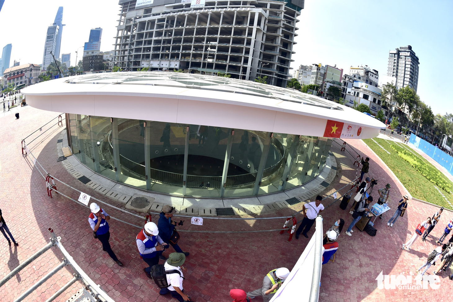 Lộ diện giếng trời hoa sen của nhà ga trung tâm metro 1 - Ảnh 6.