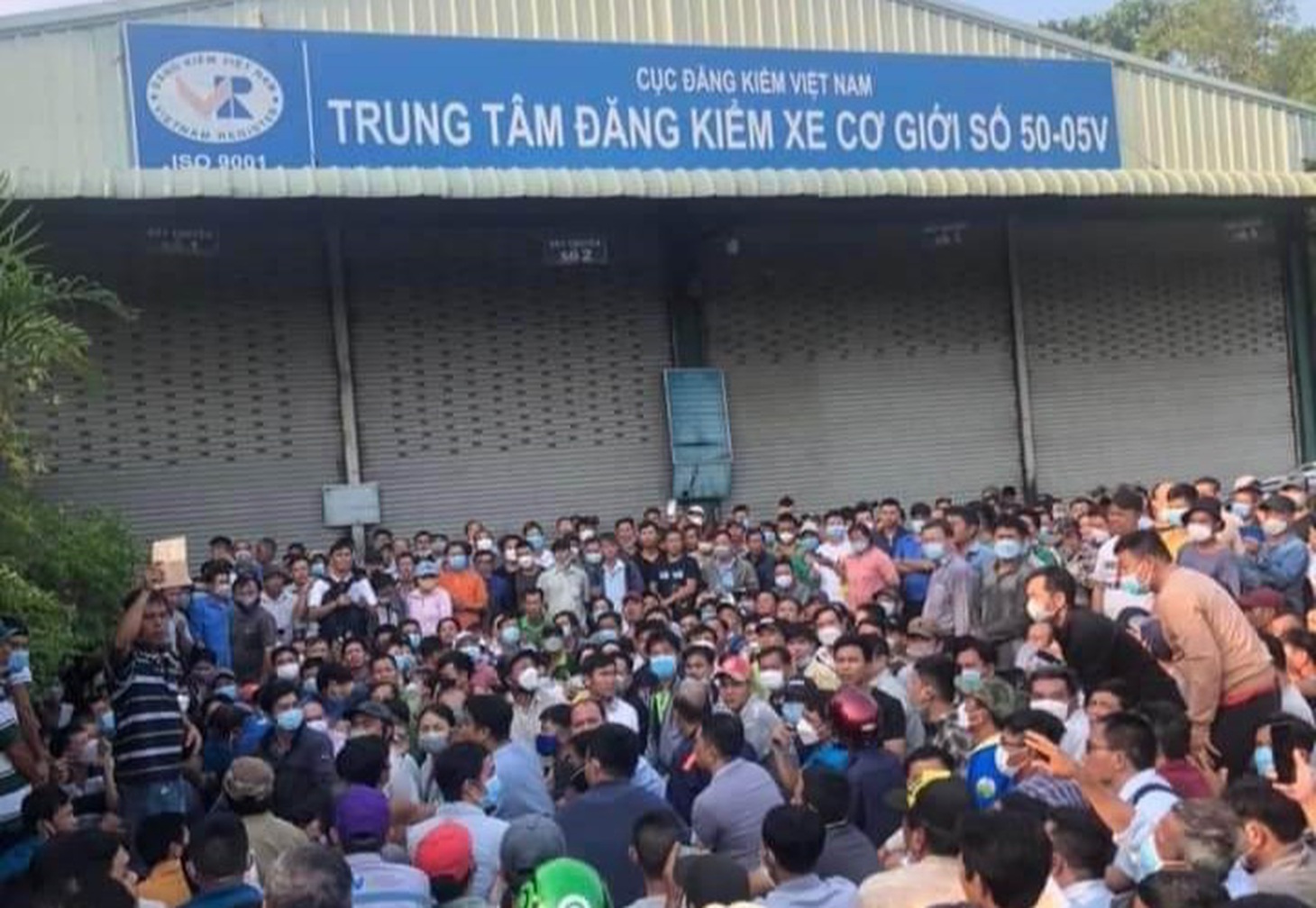 Trạm đăng kiểm tại TP.HCM hỗn loạn vì dân chen lấn chờ - Ảnh 1.