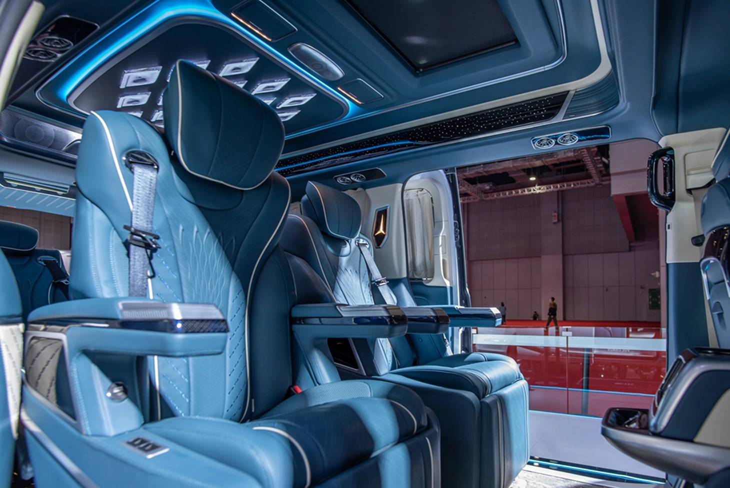 Mercedes-Maybach bản van cho triệu phú: Màn hình khổng lồ, ghế như ngai vàng, sàn đá cẩm thạch - Ảnh 10.