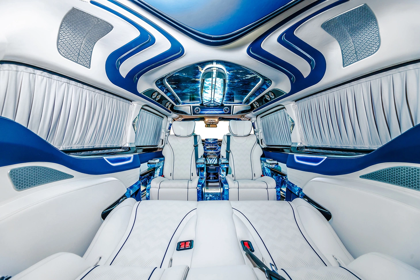 Mercedes-Maybach bản van cho triệu phú: Màn hình khổng lồ, ghế như ngai vàng, sàn đá cẩm thạch - Ảnh 3.