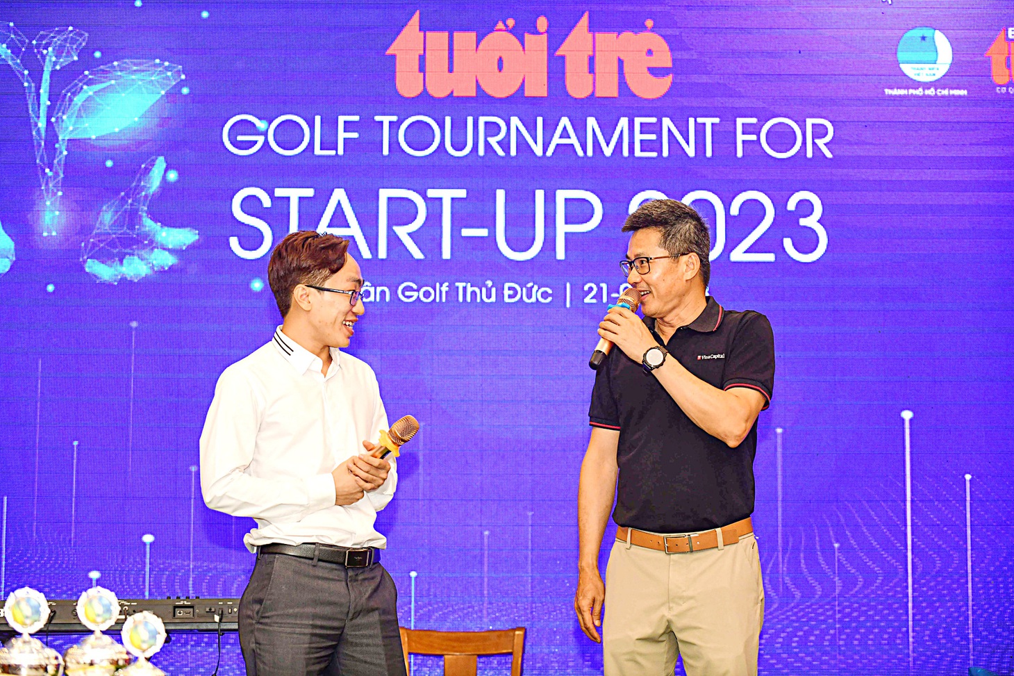 Ông Hoàng Đức Trung (phải), giám đốc VinaCapital Ventures, trả lời câu hỏi của anh Nguyễn Tự Tin (chủ thương hiệu Phở’S) trong đêm gala trao giải Golf for Start-up 2023 giữa các doanh nhân và gương mặt start-up tiêu biểu tại sân golf Thủ Đức, TP.HCM ngày 21-4 - Ảnh: Q.ĐỊNH