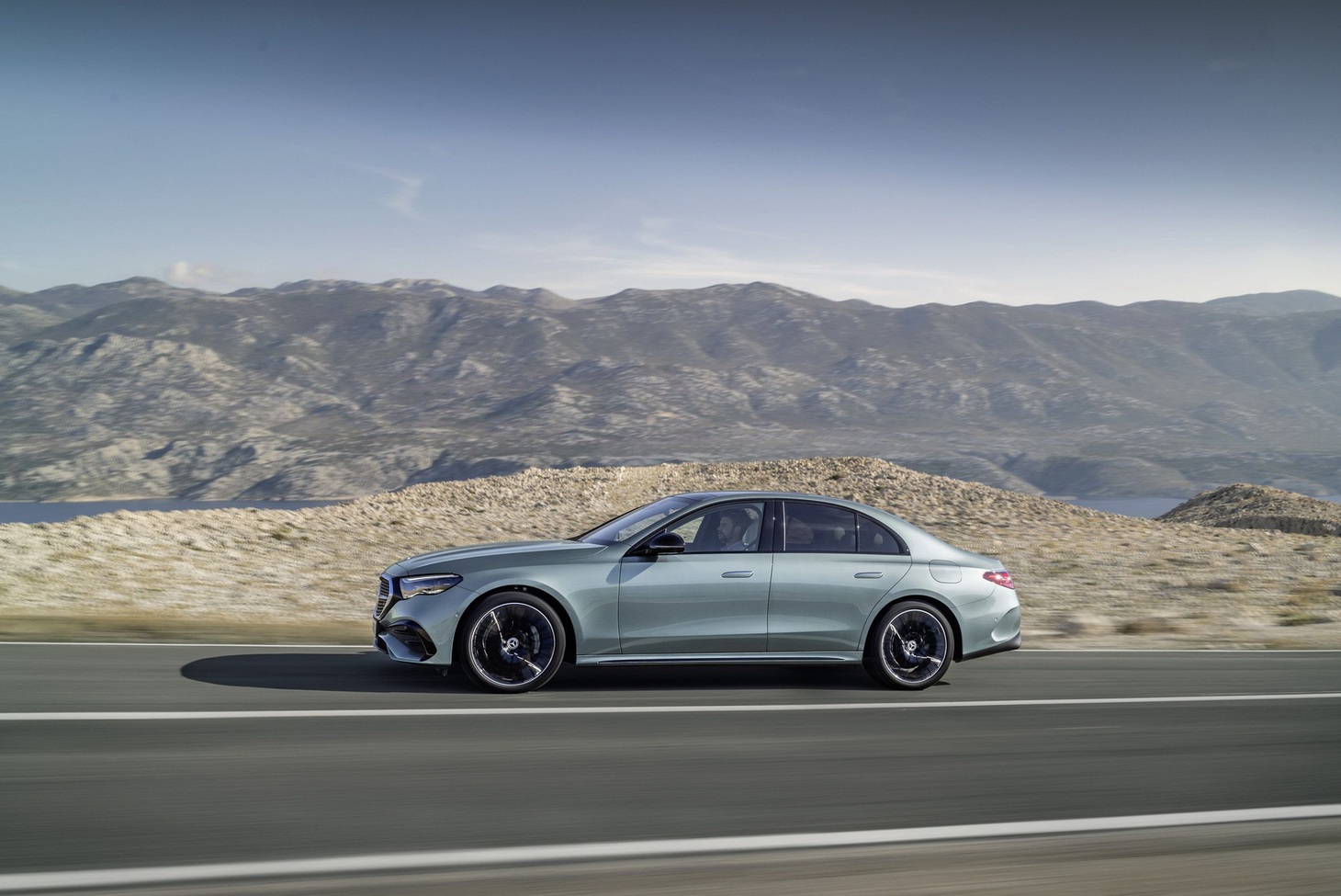 Mercedes-Benz E-Class 2024 ra mắt: Như xe điện, tràn ngập công nghệ, xem được TikTok, họp Zoom - Ảnh 17.