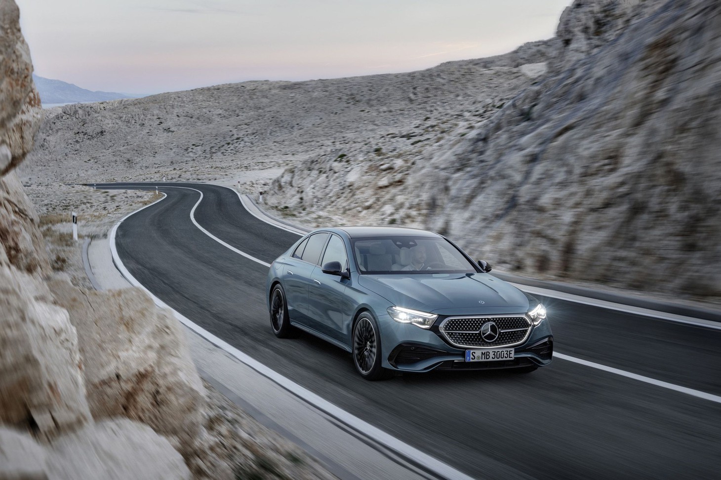Mercedes-Benz E-Class 2024 ra mắt: Như xe điện, tràn ngập công nghệ, xem được TikTok, họp Zoom - Ảnh 13.