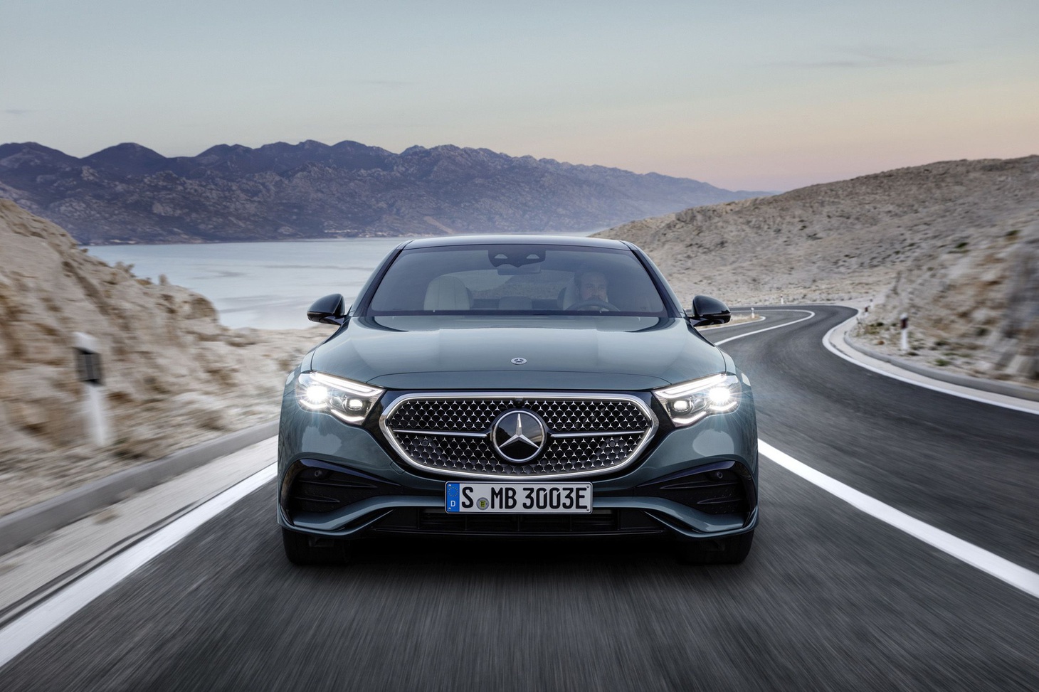 Mercedes-Benz E-Class 2024 ra mắt: Như xe điện, tràn ngập công nghệ, xem được TikTok, họp Zoom - Ảnh 3.