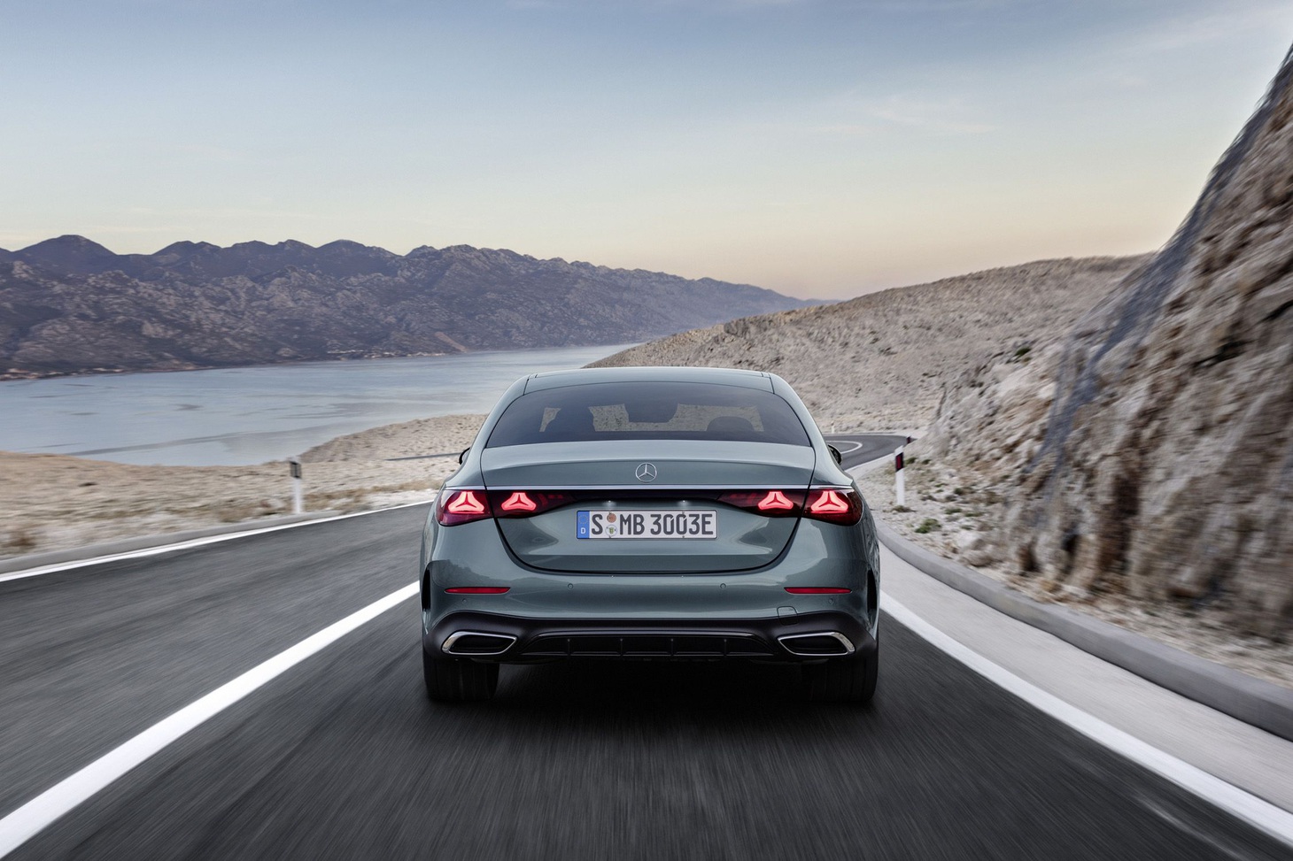 Mercedes-Benz E-Class 2024 ra mắt: Như xe điện, tràn ngập công nghệ, xem được TikTok, họp Zoom - Ảnh 4.