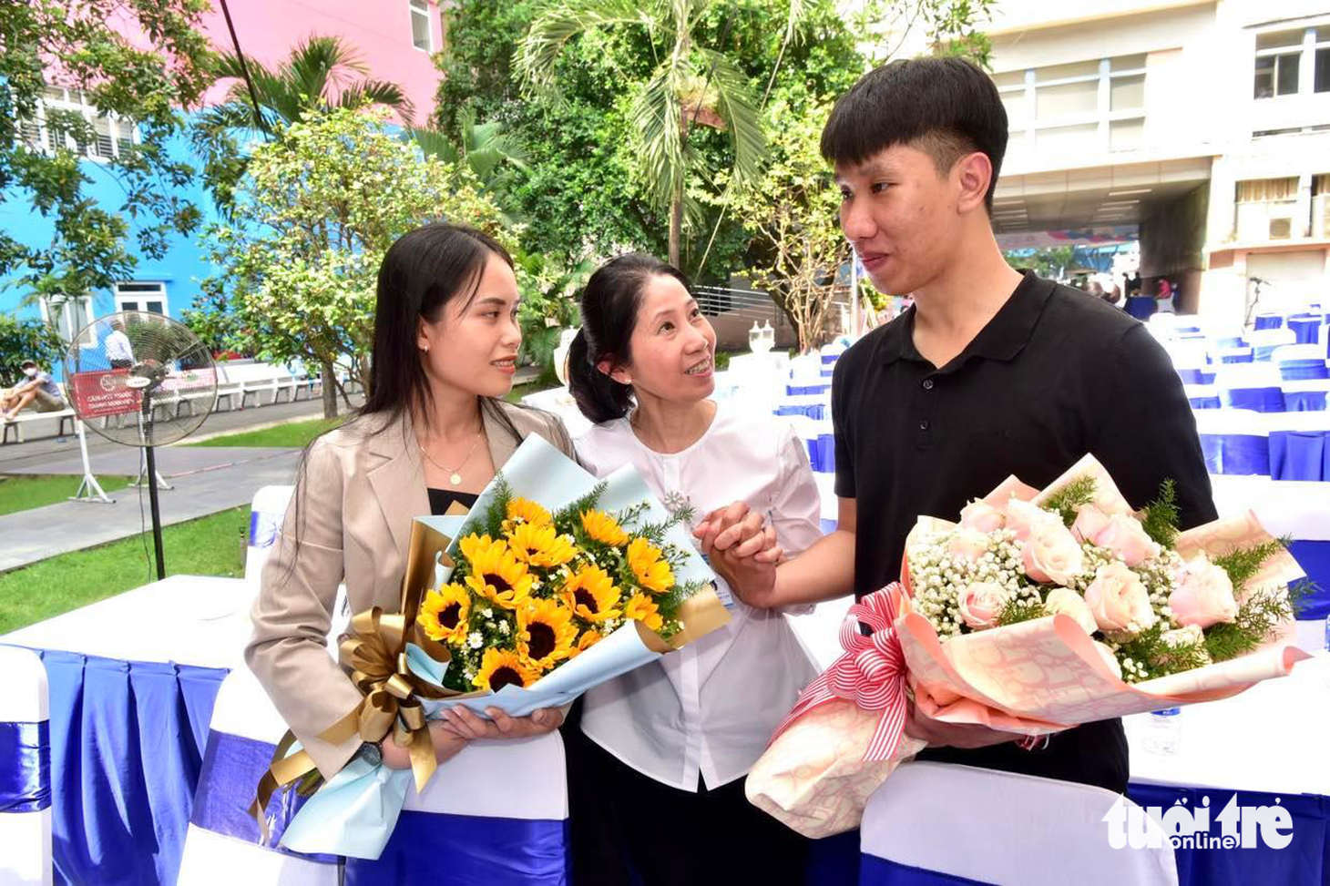 PGS, TS, BS Vương Thị Ngọc Lan (đứng giữa) ôn lại kỷ niệm “hai con thụ tinh trong ống nghiệm" là Lưu Tuyết Trân và Mai Quốc Bảo sau hành trình 25 năm Ảnh: T.T.D.