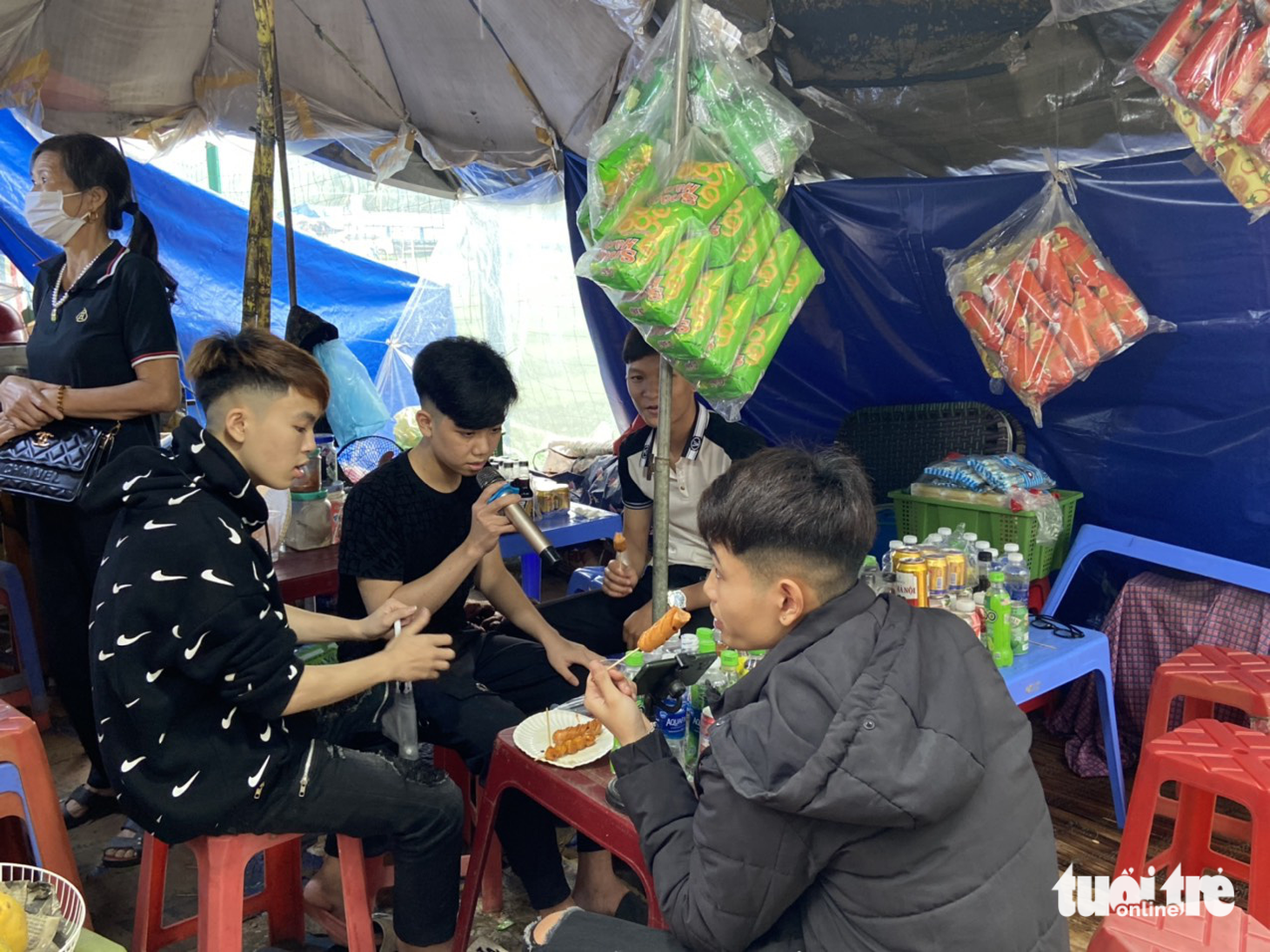 Nhóm thanh niên hát karaoke vui vẻ trong quán nước của chị chủ quán yêu văn nghệ