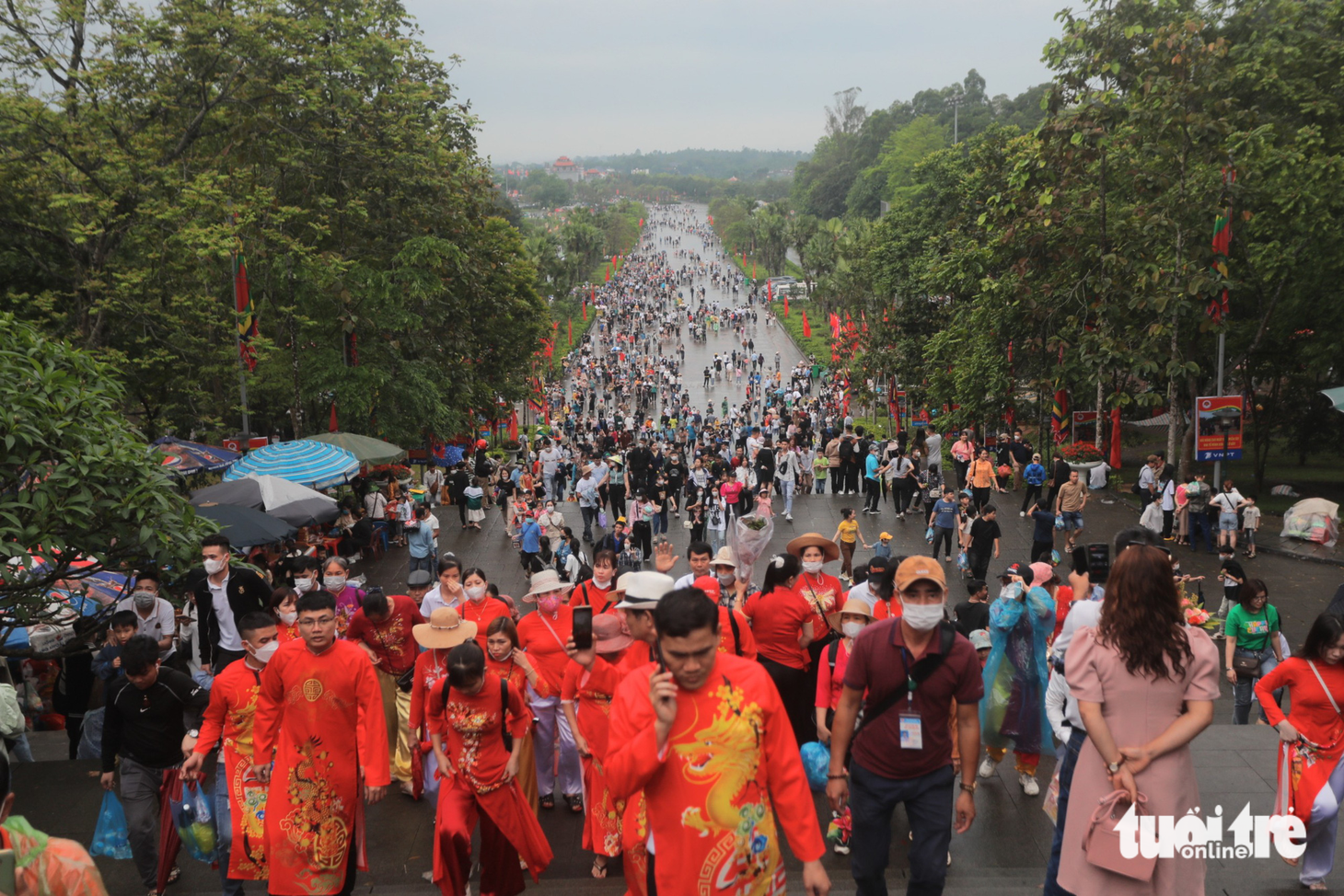 Người dân về lễ hội đền Hùng