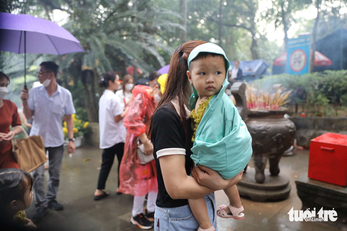 Những em bé được mẹ đưa đến cùng dâng hương các vua Hùng