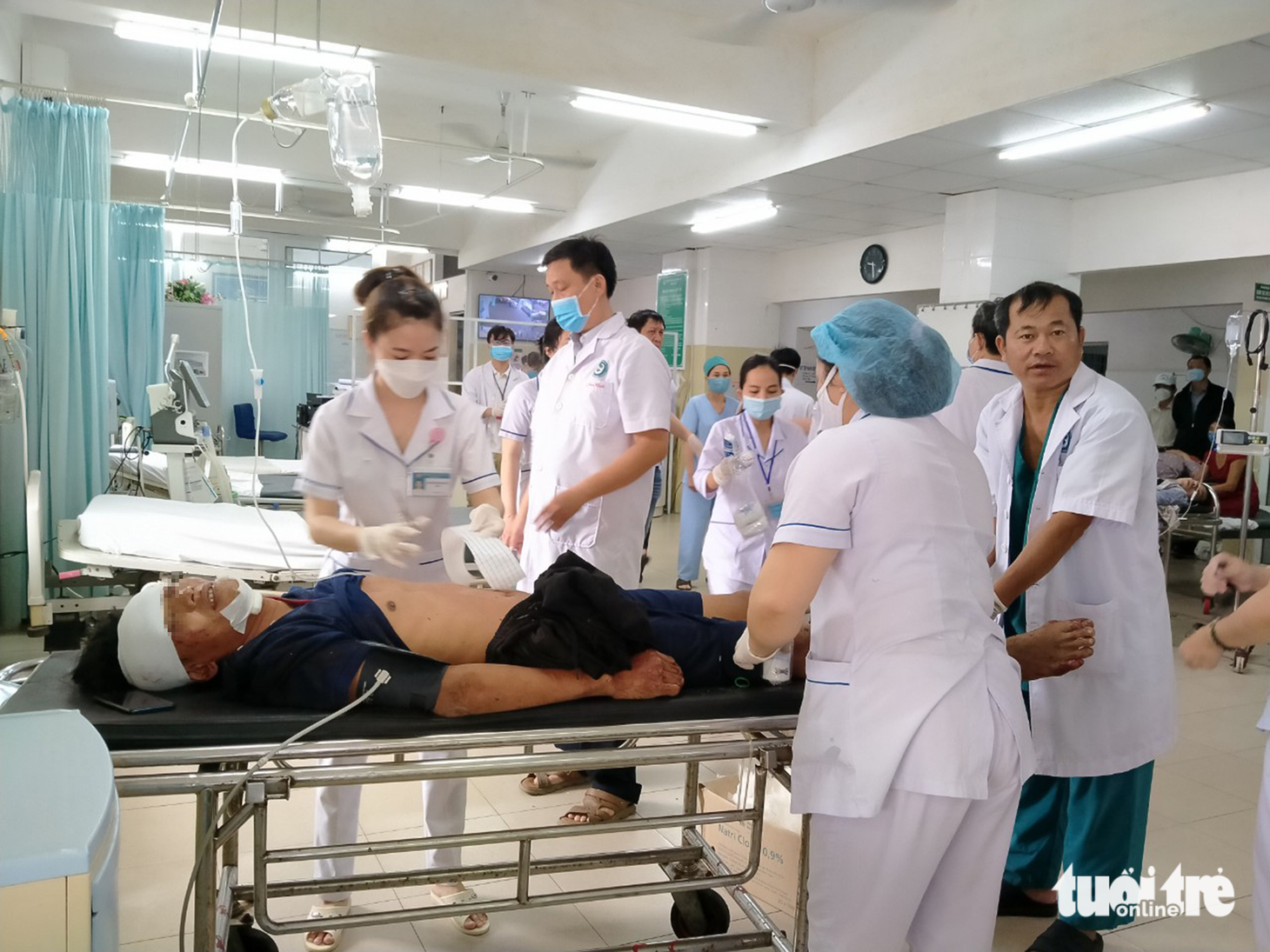 Xe tải lật vào vách núi, ít nhất 4 người chết, 5 người bị thương - Ảnh 4.