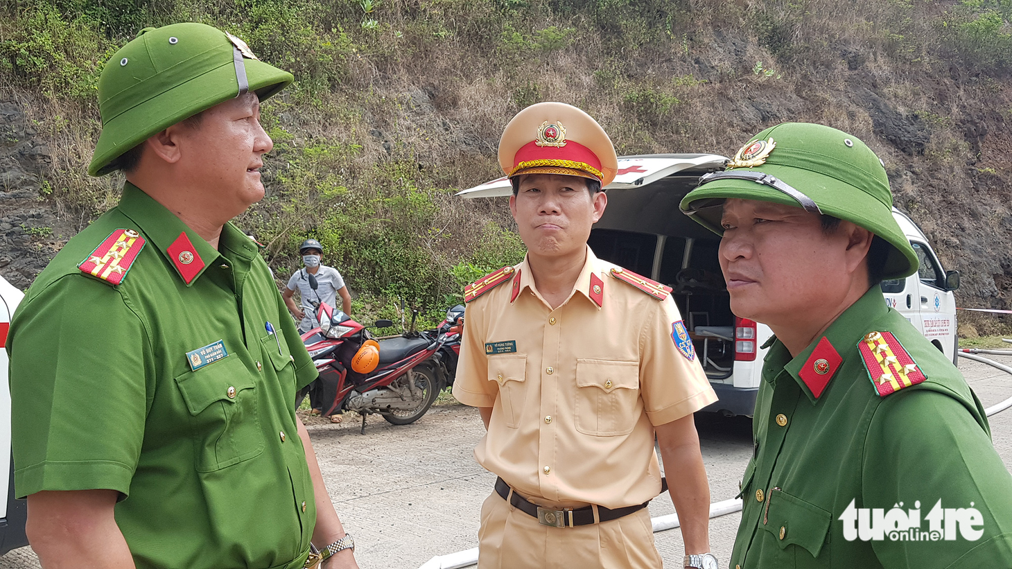 Xe tải lật vào vách núi, ít nhất 4 người chết, 5 người bị thương - Ảnh 9.