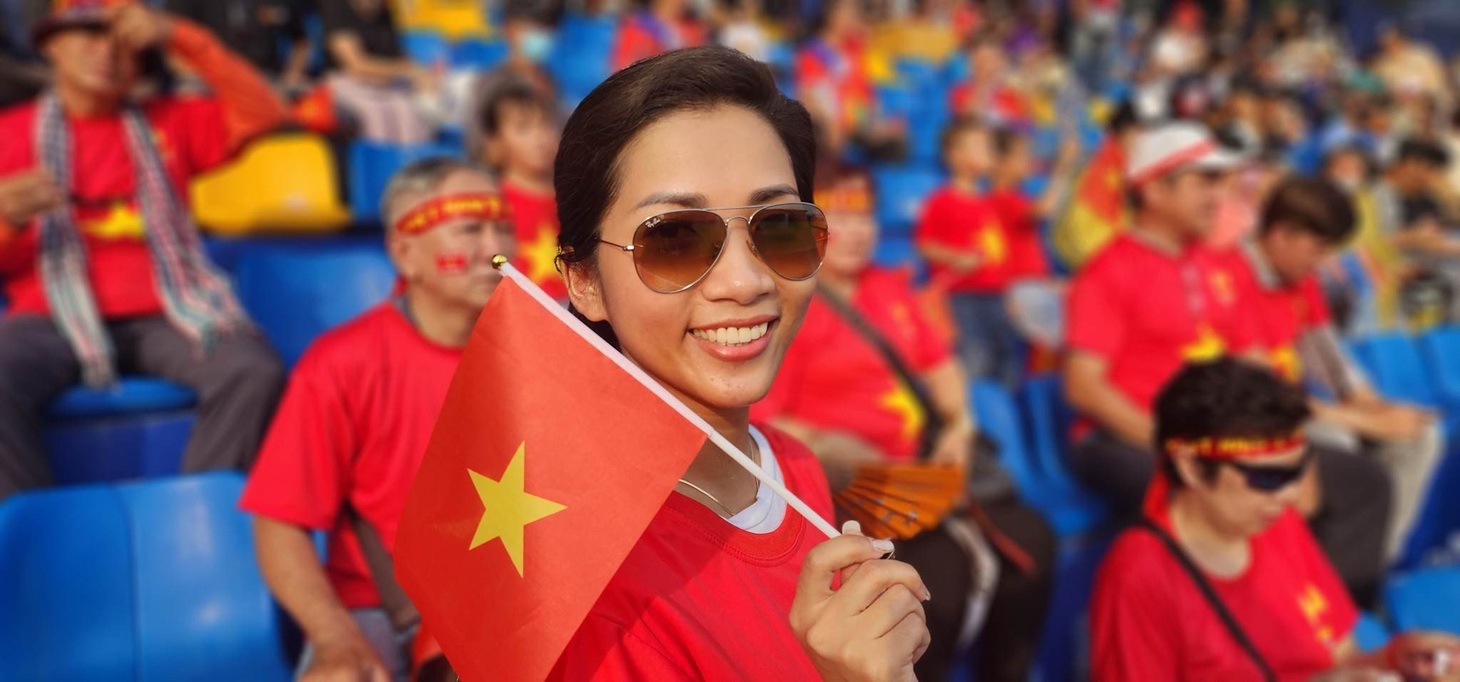 Cổ động viên Việt Nam đổ về lấp đầy sân vận động Visakha - Ảnh 3.