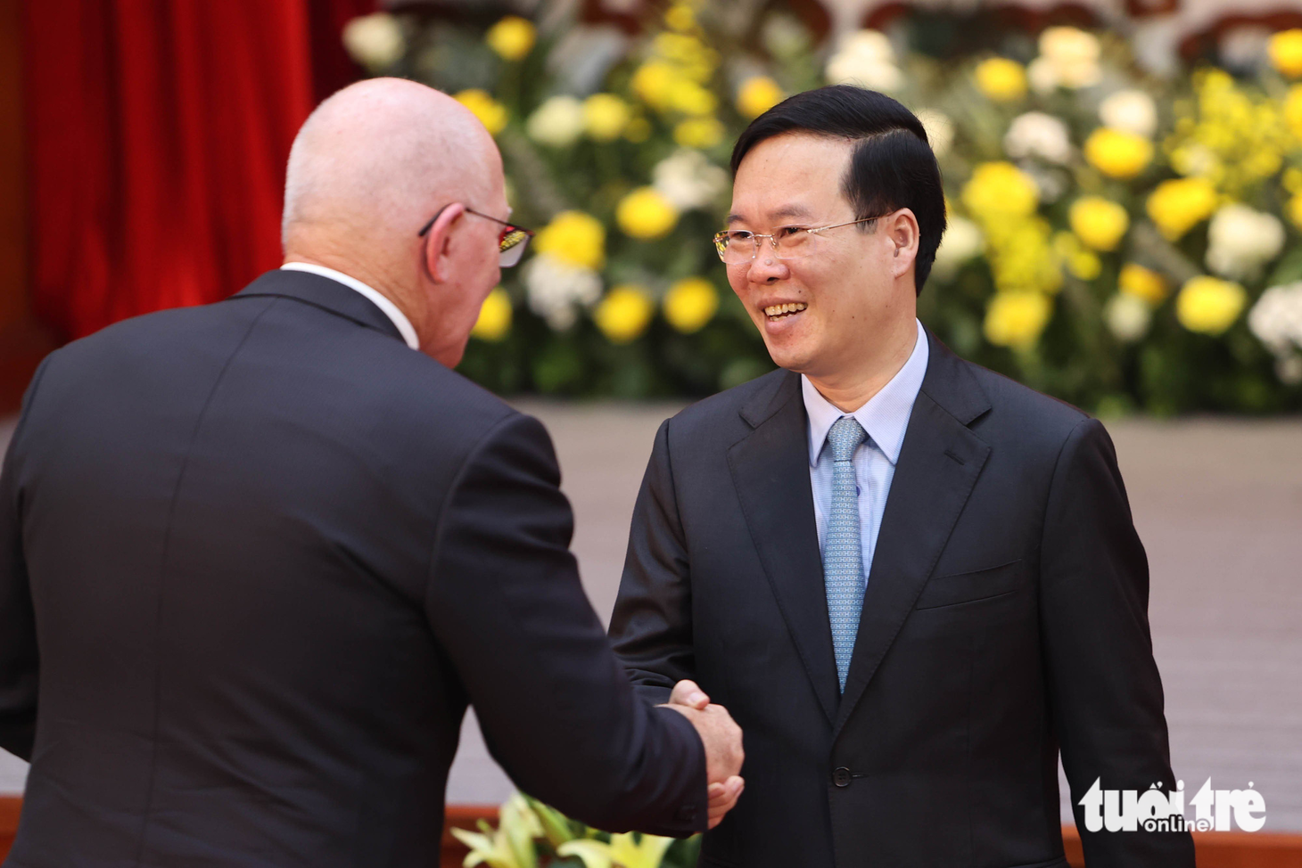Chủ tịch nước Võ Văn Thưởng bắt tay Toàn quyền Úc David Hurley sau khi phát biểu - Ảnh: NGUYỄN KHÁNH