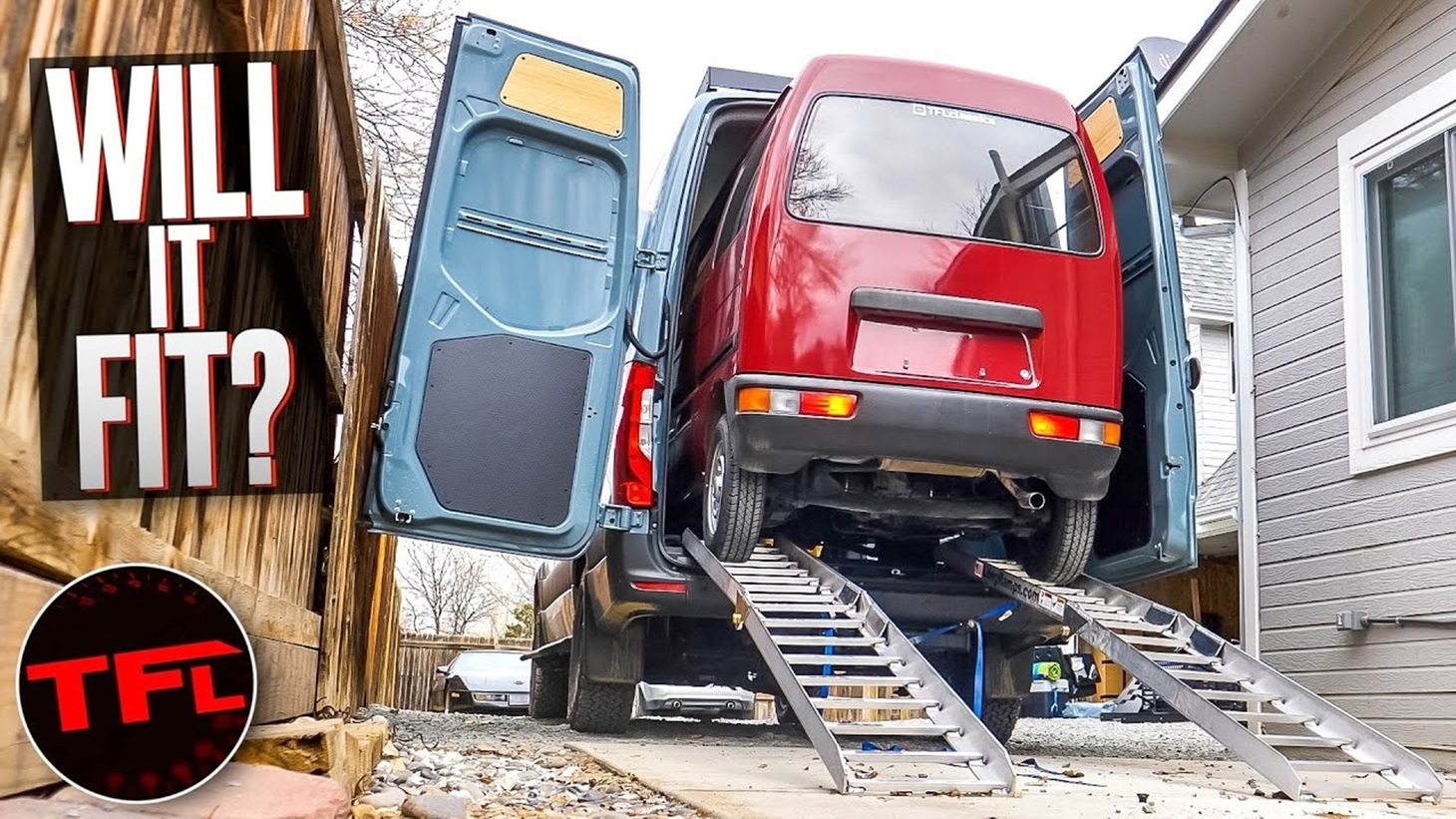 Thử thách nhét ô tô Suzuki vào Mercedes-Benz, kết quả kinh ngạc - Ảnh 1.