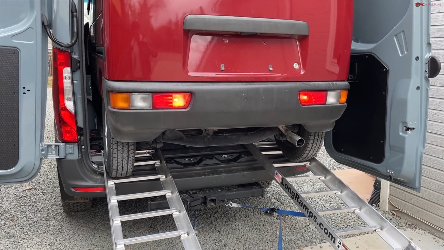 Thử thách nhét ô tô Suzuki vào Mercedes-Benz, kết quả kinh ngạc - Ảnh 4.