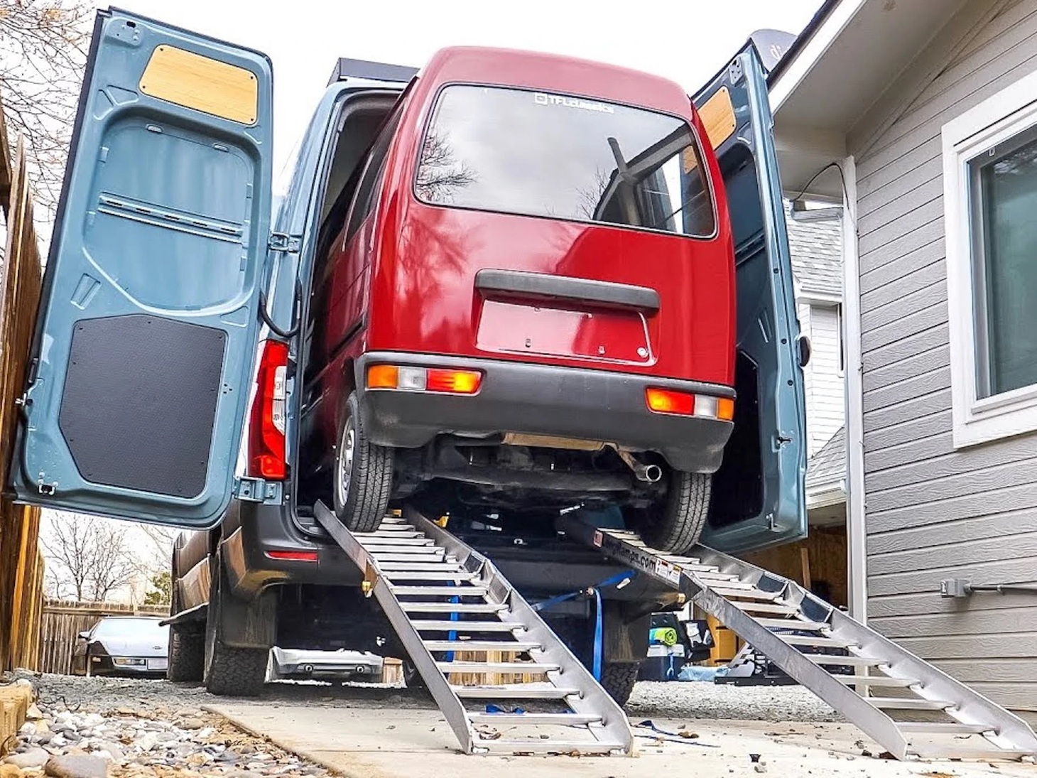 Thử thách nhét ô tô Suzuki vào Mercedes-Benz, kết quả kinh ngạc - Ảnh 5.