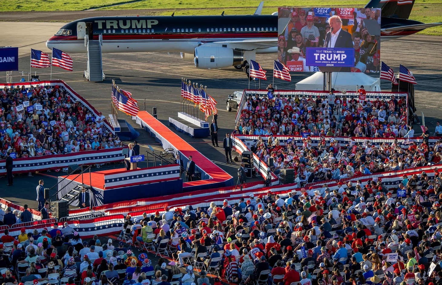 Bên trong máy bay dát vàng trị giá 100 triệu USD của Donald Trump: Tiện nghi hạng nhất - Ảnh 10.
