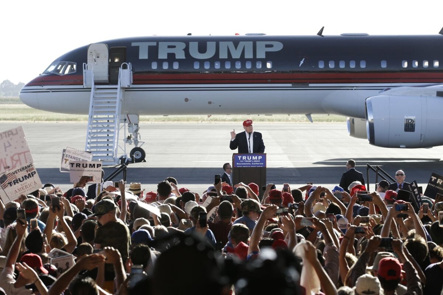 Bên trong máy bay dát vàng trị giá 100 triệu USD của Donald Trump: Tiện nghi hạng nhất - Ảnh 3.