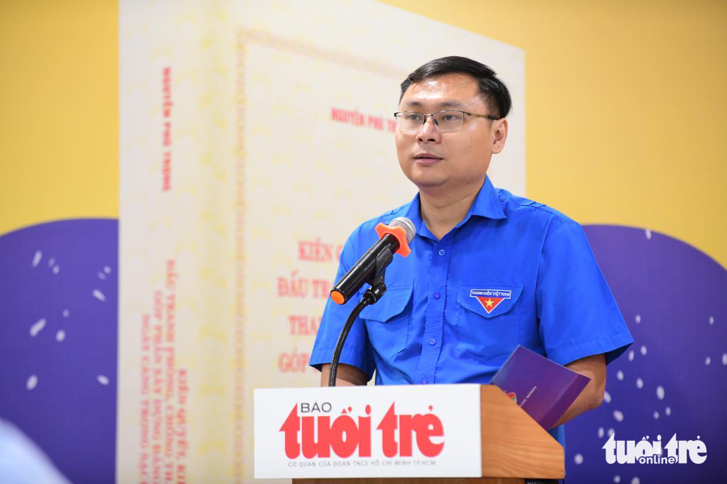 Anh Trương Minh Tước Nguyên - phó bí thư Thành Đoàn TP.HCM - trình bày tham luận về phong trào "3 trách nhiệm" đã được Đoàn viên, Thanh niên TP.HCM khởi xướng và đã nhân rộng, triển khai thực hiện trong tuổi trẻ cả nước thời gian qua - Ảnh: QUANG ĐỊNH