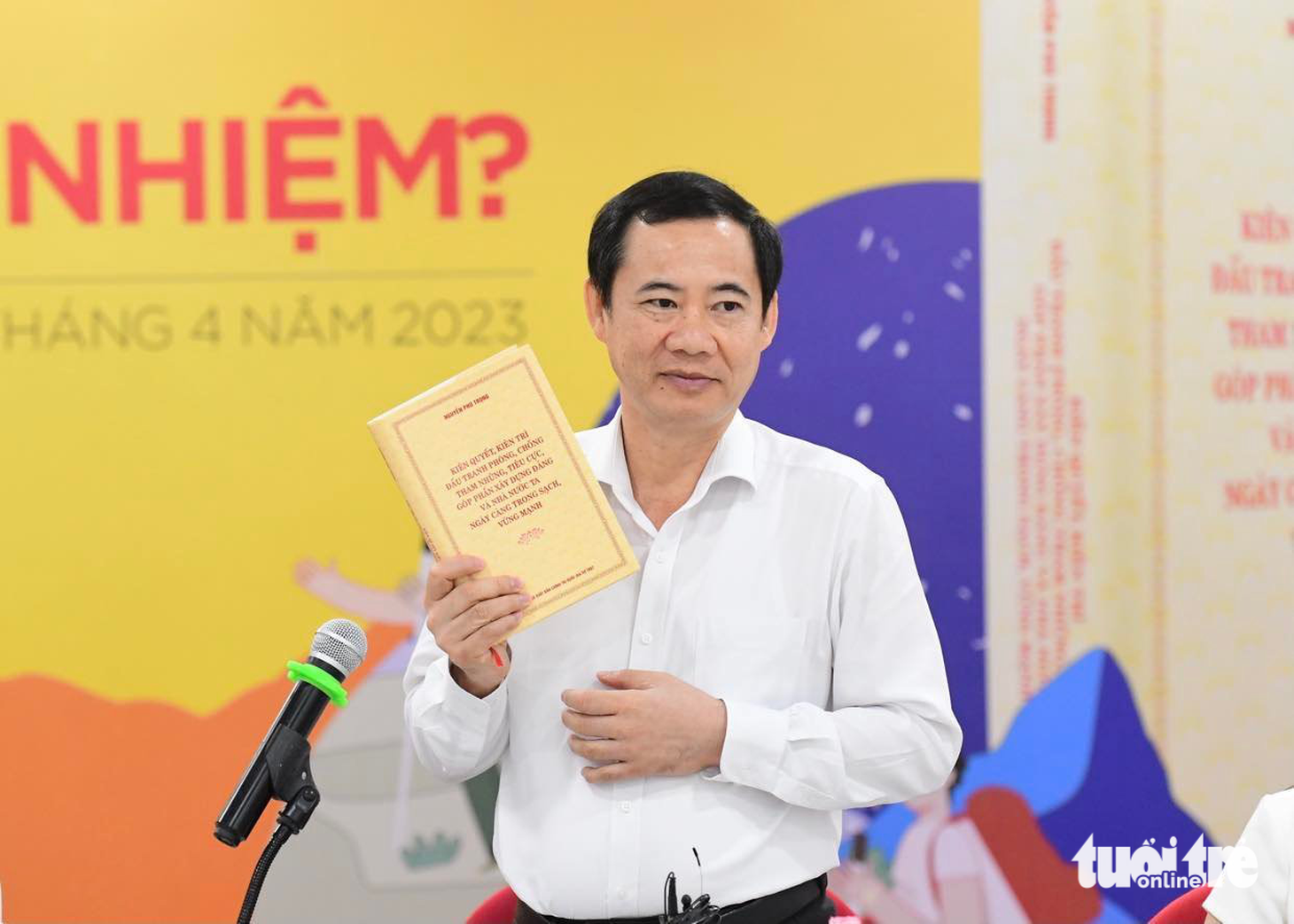 Ông Nguyễn Thái Học - phó Ban Nội chính Trung ương - giới thiệu cuốn sách "Kiên quyết, kiên trì đấu tranh phòng, chống tham nhũng, tiêu cực, góp phần xây dựng Đảng và Nhà nước ta ngày càng trong sạch, vững mạnh" của Tổng bí thư Nguyễn Phú Trọng - Ảnh: QUANG ĐỊNH