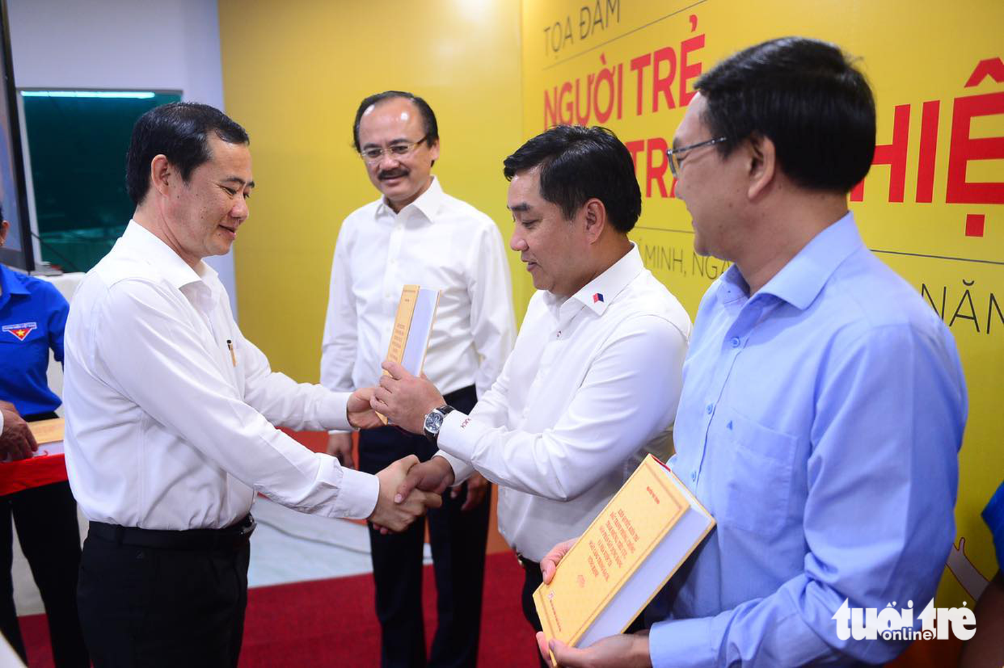 Ban tổ chức trao tặng cuốn sách "Kiên quyết, kiên trì đấu tranh phòng, chống tham nhũng, tiêu cực, góp phần xây dựng Đảng và Nhà nước ta ngày càng trong sạch, vững mạnh" của Tổng bí thư Nguyễn Phú Trọng do Nhà xuất bản Chính trị quốc gia Sự Thật phát hành - Ảnh: QUANG ĐỊNH