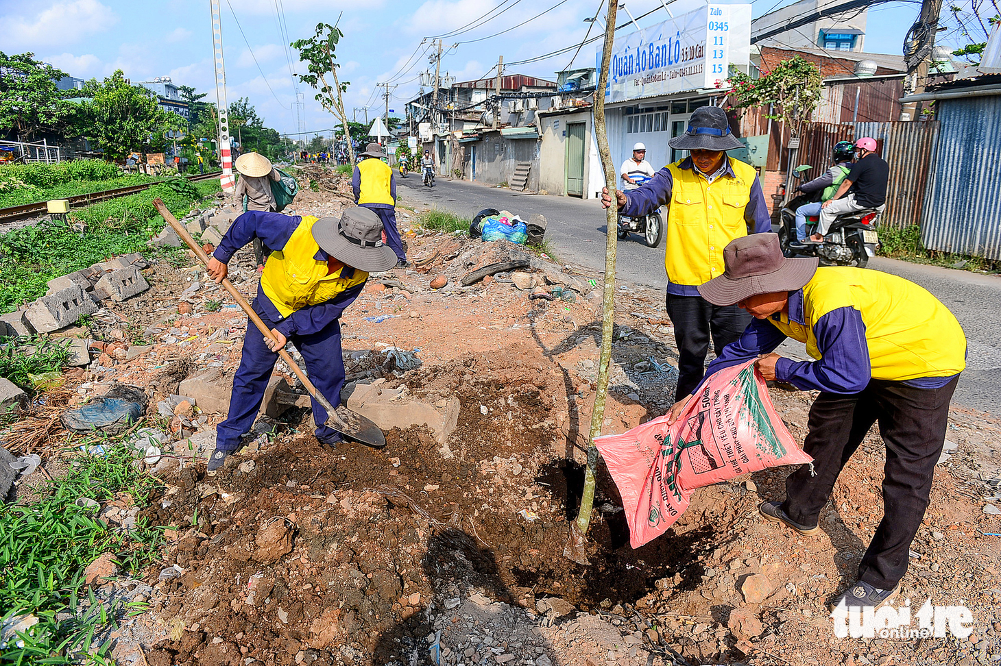 Mơ 3.100km đường tàu thành đường hoa dài nhất Việt Nam - Ảnh 2.