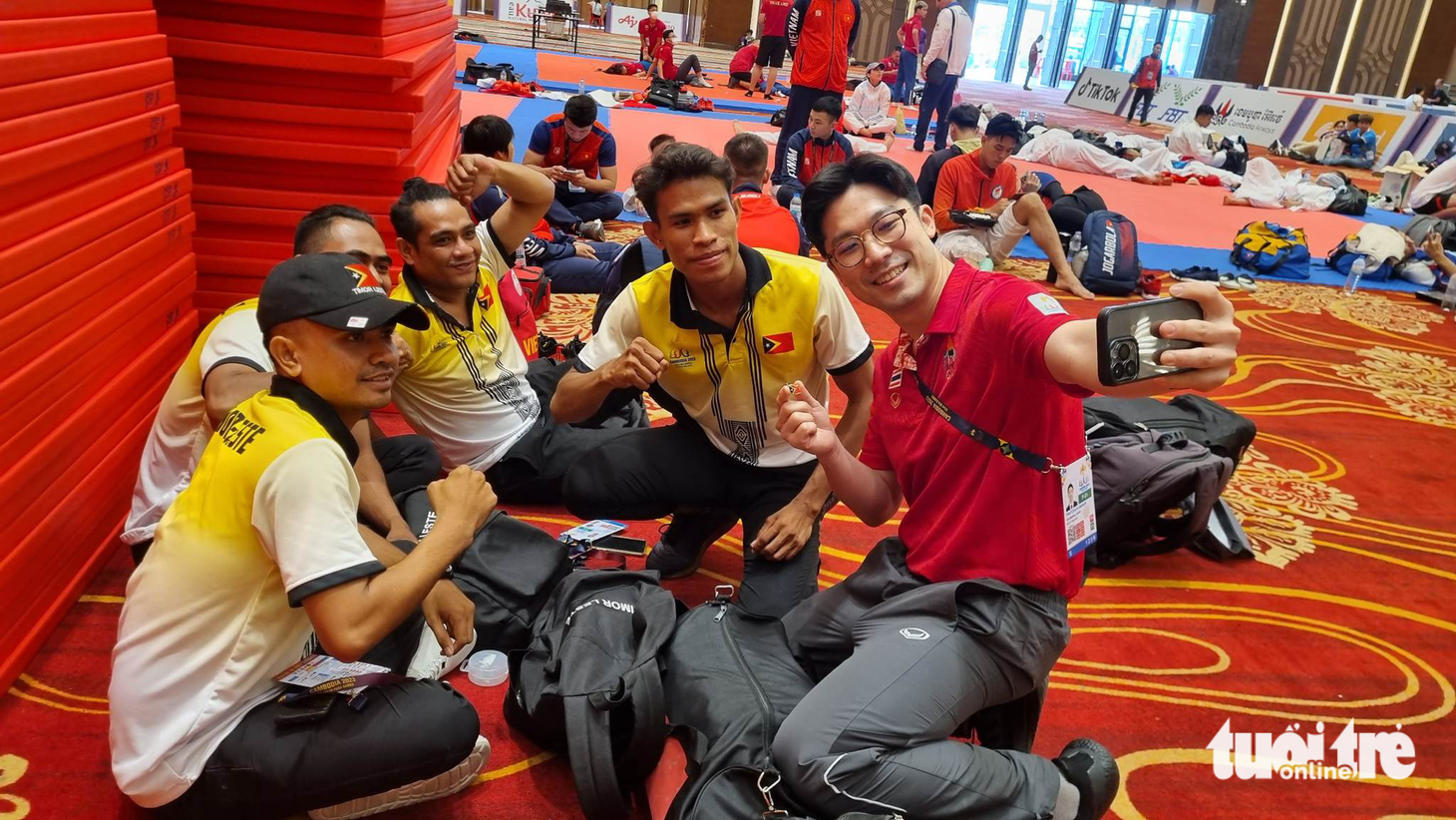 Một vận động viên đoàn Thái Lan đến chúc mừng các võ sĩ Timor-Leste - Ảnh: HUY ĐĂNG