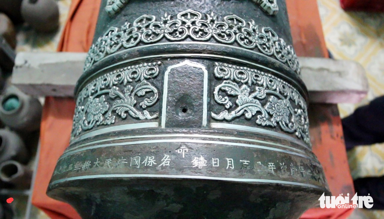 Bảo tàng Hà Tĩnh đã phục chế khảm chữ bằng bạc trên thân súng, song tư liệu của người Pháp cho biết phần chữ nguyên xưa vốn khảm vàng - Ảnh: THÁI LỘC